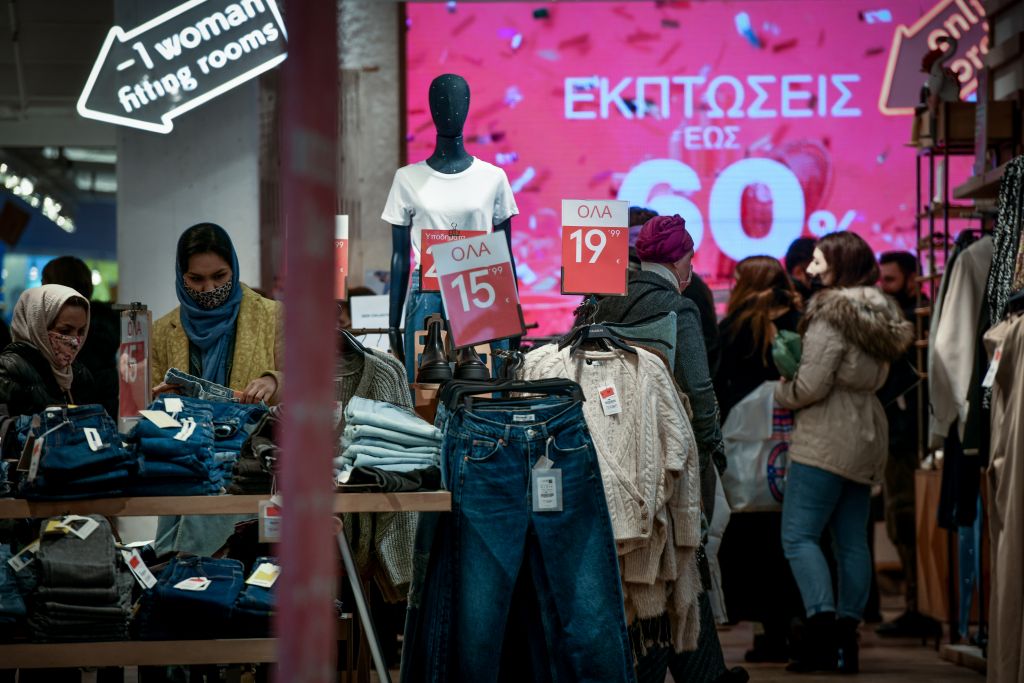 Λιανεμπόριο : «Ζεσταίνουν» την αγορά οι εκπτώσεις – Γέμισαν τα ΜΜΜ καταναλωτές και εργαζόμενοι