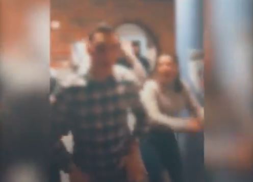 Γαλλία : Σάλος με βίντεο που δείχνει αστυνομικούς να χορεύουν και να μην φοράνε μάσκες