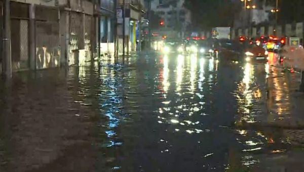 Κακοκαιρία : Σε ποτάμια μετατράπηκαν οι δρόμοι στη Δυτική Αττική