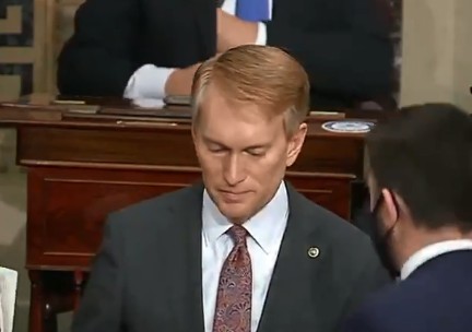 Η στιγμή που λένε στους γερουσιαστές πως έγινε εισβολή στο Καπιτώλιο– Επικράτησε χαμός