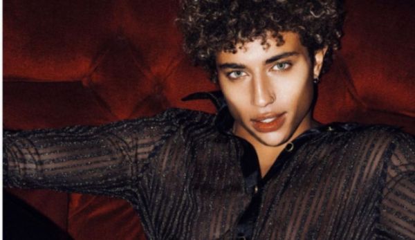 Ηρακλής Τσουζίνοφ : Ποζάρει με την μητέρα του μπροστά από το δέντρο