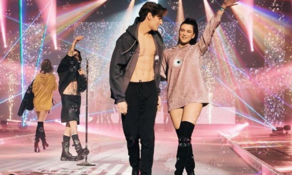 5226 Stay home by Celia Kritharioti : Η συλλεκτική κολεξιόν που γέμισε χρώμα το MadWalk 2020