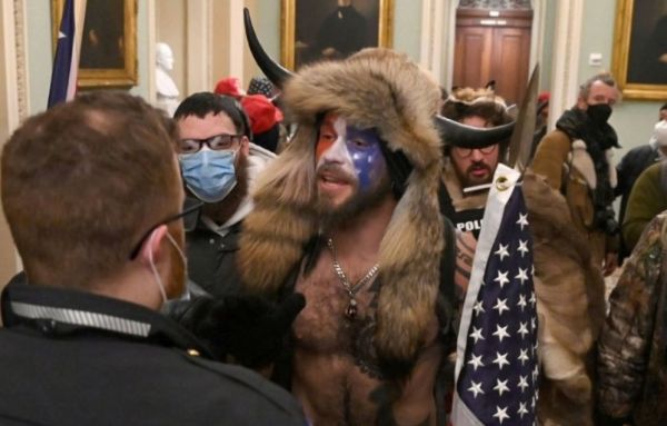 ΗΠΑ: Ποιος είναι ο «Βίκινγκ» που εισέβαλε στο Καπιτώλιο;