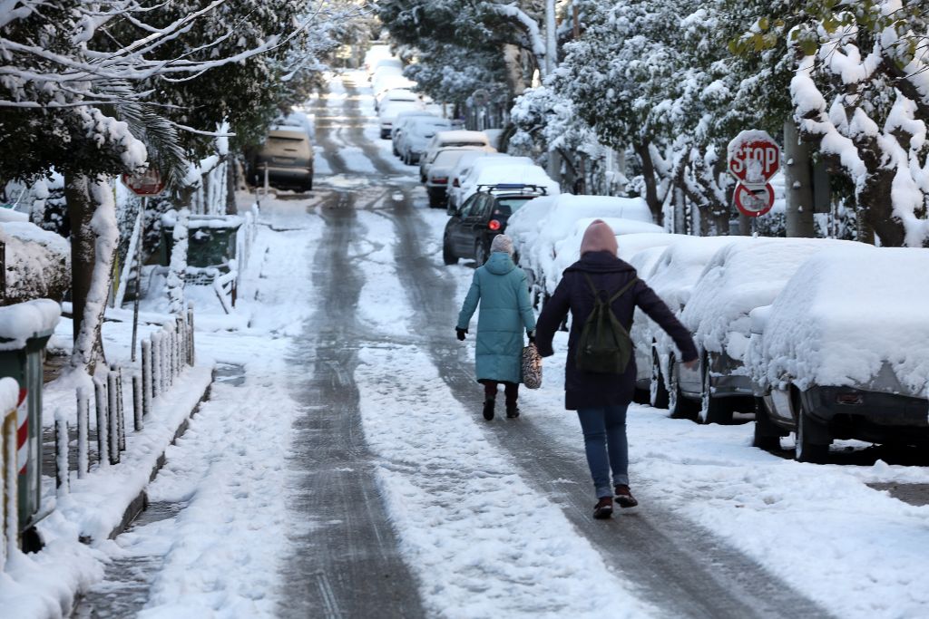 Κακοκαιρία : Κατακόρυφη πτώση θερμοκρασίας - Πού θα χιονίσει τις επόμενες ώρες