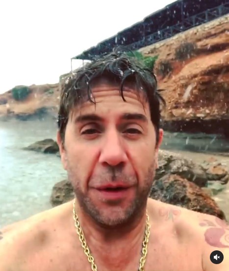 Γιώργος Μαζωνάκης: Βουτάει στη θάλασσα εν μέσω χιονιά