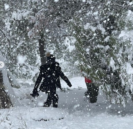 Ελένη Μενεγάκη : Παιχνίδια στα χιόνια με τα τρία της παιδιά