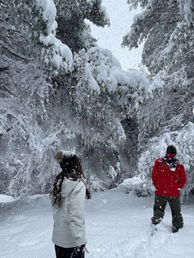 Ελένη Μενεγάκη : Παιχνίδια στα χιόνια με τα τρία της παιδιά