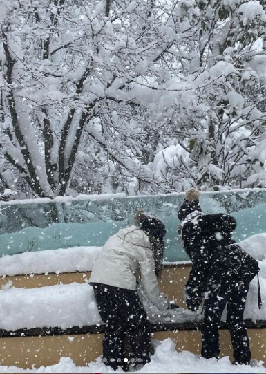 Ελένη Μενεγάκη : Παιχνίδια στα χιόνια με τα τρία της παιδιά