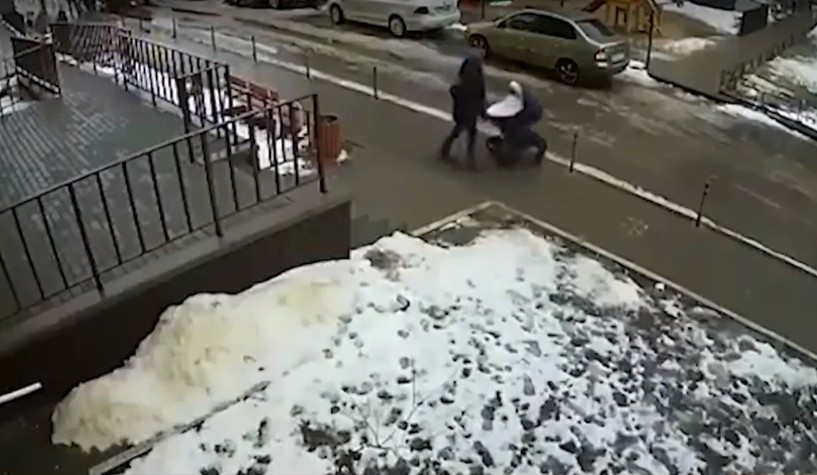 Αδιανόητη τραγωδία: Βρέφος έχασε τη ζωή του όταν άντρας έπεσε στο καρότσι του