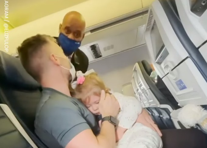 Εξοργιστικό: Έδιωξαν οικογένεια από αεροπλάνο επειδή η δίχρονη κόρη τους αρνούνταν να φορέσει μάσκα