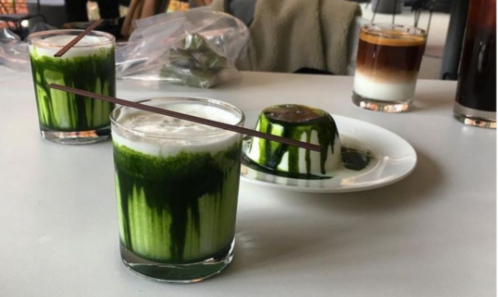 Πως θα φτιάξετε μόνοι σας το viral matcha latte ρόφημα