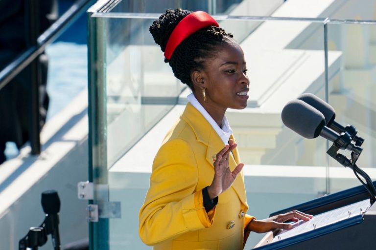 H Amanda Gorman δεν φόρεσε τυχαία κόκκινη κορδέλα στα μαλλιά της