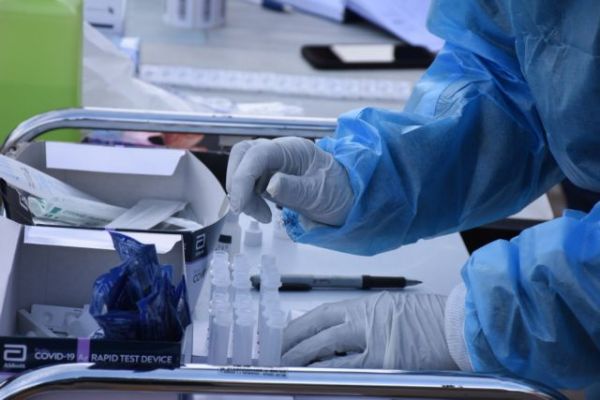 Koροναϊός : Η χθεσινή «έκρηξη» κρουσμάτων θυμίζει την αρχή του «δεύτερου κύματος»