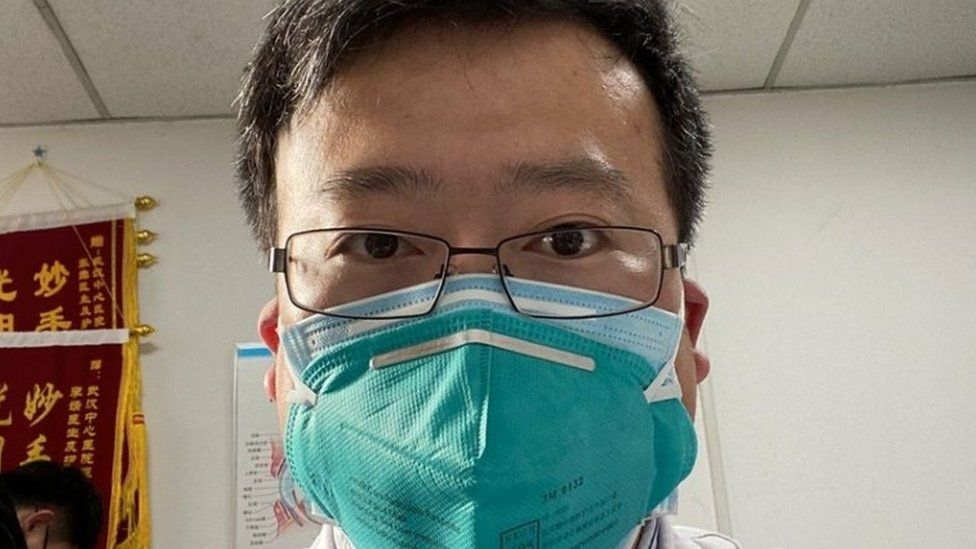 Κοροναϊός : Φόρος τιμής στον Λι Γουενλιάνγκ, τον κινέζο γιατρό που σήμανε συναγερμό για την πανδημία