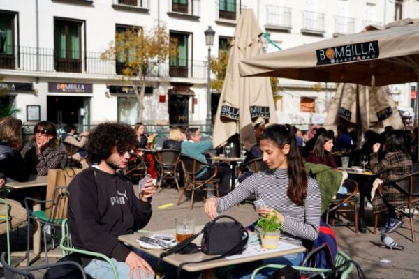 Κοροναϊός : Τα πάντα ανοιχτά στη Μαδρίτη – Γάλλοι συρρέουν σε καφέ και μπαρ