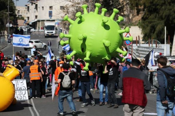 Κοροναϊός : Δικαστήριο αποφασίζει αν είναι αδίκημα να βήχεις στο πρόσωπο κάποιου