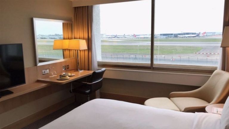 Κοροναϊός : Άνοιξαν τα «ξενοδοχεία καραντίνας» στη Βρετανία – 1.750 λίρες για 10 ημέρες