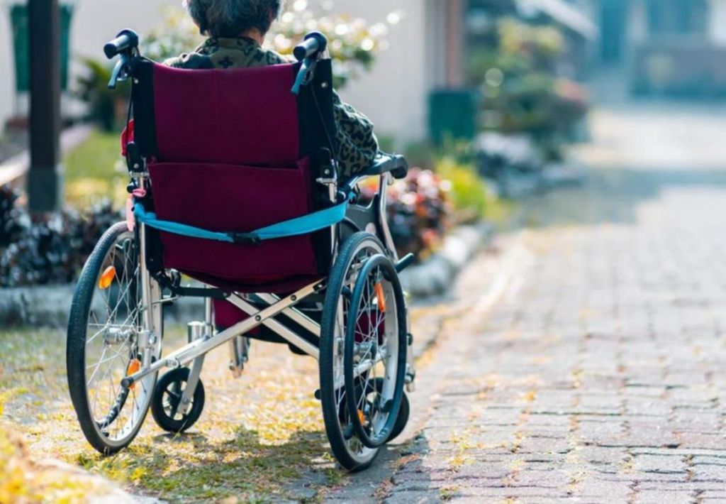 Απίστευτη καταγγελία: 15χρονη σε αναπηρικό αμαξίδιο χωρίς επίδομα για μήνες