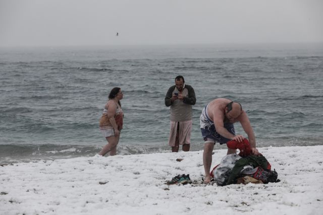 Μήδεια : Το χιόνι δεν πτόησε τους χειμερινούς κολυμβητές [Εικόνες]