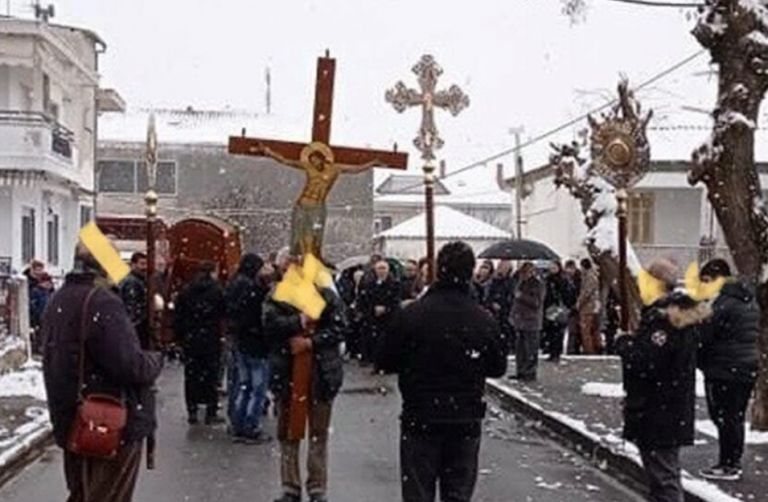 Κοροναϊός : Λιτανεία χωρίς μάσκες και αποστάσεις στη Δράμα