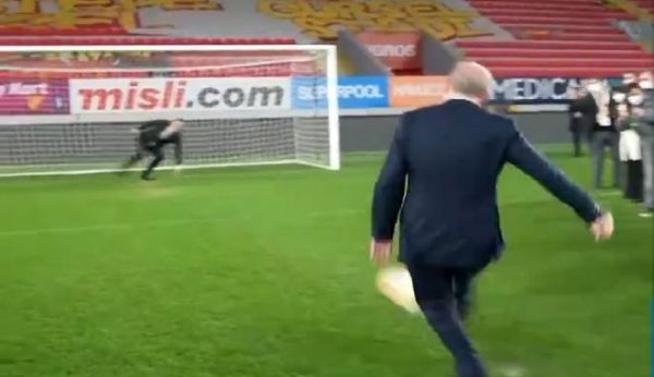 Ο Ερντογάν εκτελεί πέναλτι και ο βουλευτής του δεν… τολμάει να το πιάσει