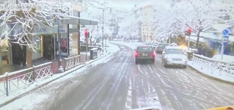 Μήδεια : Εκχιονιστικό στους δρόμους του Κολωνακίου