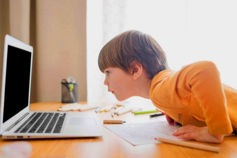 Τηλεκπαίδευση και οικογενειακά άπλυτα στη φόρα