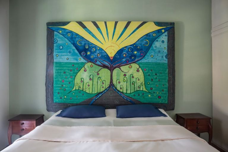 Η εικαστικός Ειρήνη Γκόγκουα μετατρέπει κεφαλάρια σε έργα τέχνης