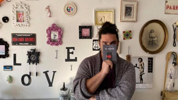 Ο Κύπριος Μιχάλης Βρυωνίδης γράφει πίνοντας και περπατώντας