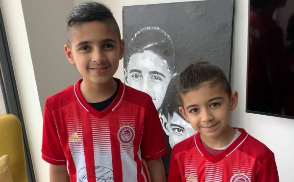 Σπουδαία πράξη από τον Σωκράτη : Χάρισε δύο φανέλες σε νεαρό παίκτη ομάδας τυφλών (pics)