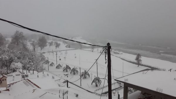 «Μήδεια» : Το χιόνι έβαψε την άμμο… λευκή – Μαγικές εικόνες από τις παραλίες της χώρας