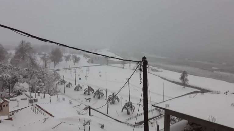 «Μήδεια» : Το χιόνι έβαψε την άμμο… λευκή – Μαγικές εικόνες από τις παραλίες της χώρας