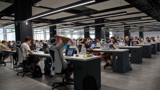 Κοροναϊός : Πώς οι χώροι εργασίας έγιναν «άντρο» του ϊού - «Μαϊμού» τηλεργασία, μετακινήσεις με ΜΜΜ και εργοδοτική αυθαιρεσία