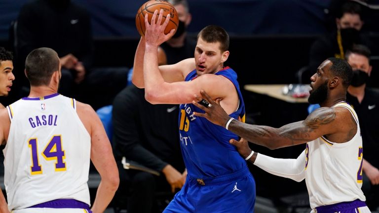 NBA : Οι Νάγκετς διέλυσαν τους Λέικερς – Ο Λίλαρντ εκτέλεσε το Ντάλας