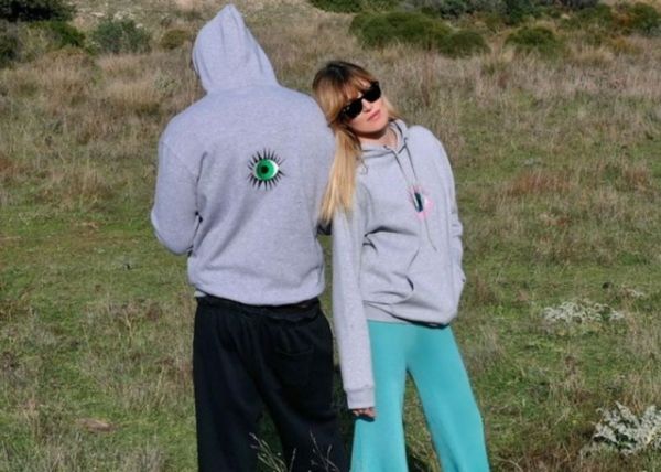 5226 by Celia Kritharioti : Βόλτα στην εξοχή με το αγαπημένο σας φούτερ