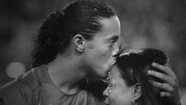 Ροναλντίνιο : Η μητέρα του έφυγε από τη ζωή νικημένη από τον κοροναϊό