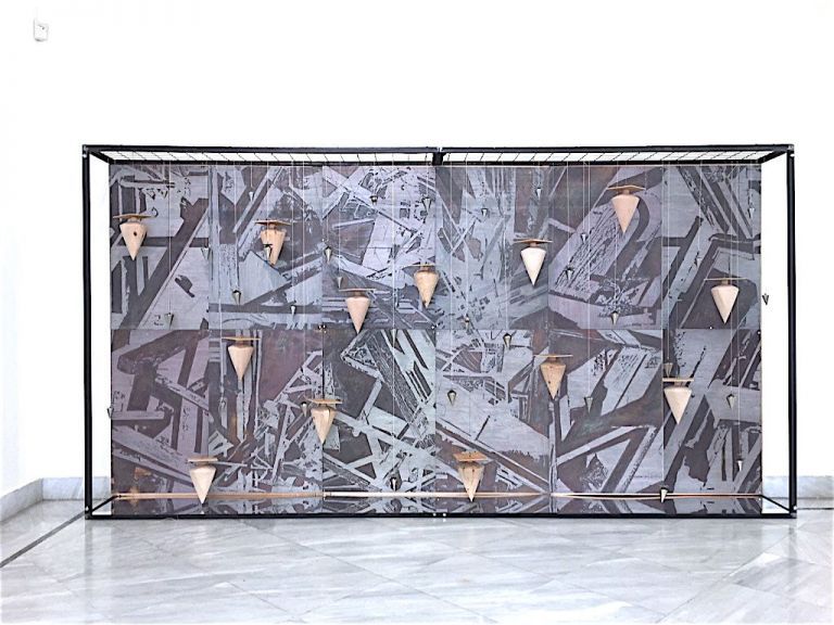 «Οπτική και υλοποιημένη πρόσληψη»: Έργα 31 σύγχρονων εικαστικών εκτέθηκαν στην Δημοτική Πινακοθήκη Πειραιά