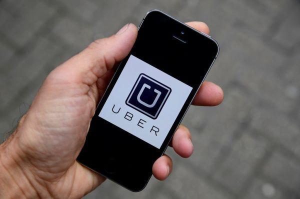 Uber : Απόφαση-σταθμός στη Βρετανία δίνει εργασιακά δικαιώματα στους οδηγούς