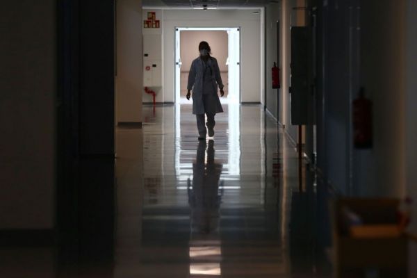 Κοροναϊός : Γιατί οι υγειονομικοί αρνούνται να εμβολιαστούν;