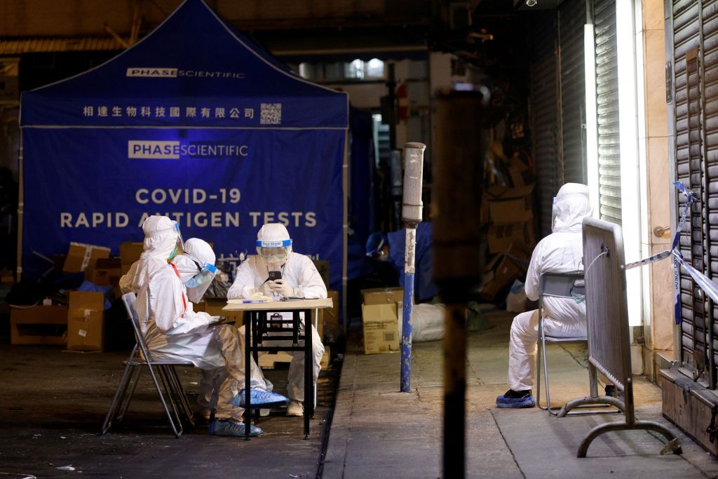 Κοροναϊός : Το Χονγκ Κονγκ απειλεί με εισβολές σε σπίτια για υποχρεωτικά τεστ