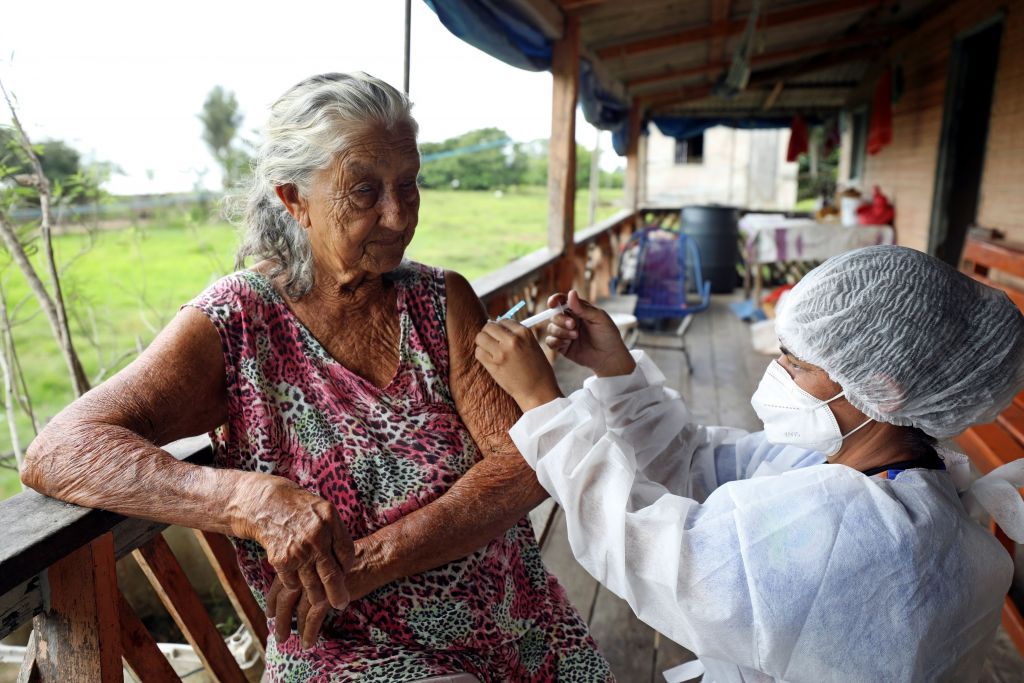H αποτυχία εμβολιασμού των φτωχών «θα κοστίσει τρισεκατομμύρια στην οικονομία»