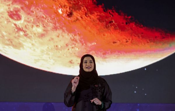 Ντουμπάι : Δυο φεγγάρια ανέτειλαν πάνω από την έρημο