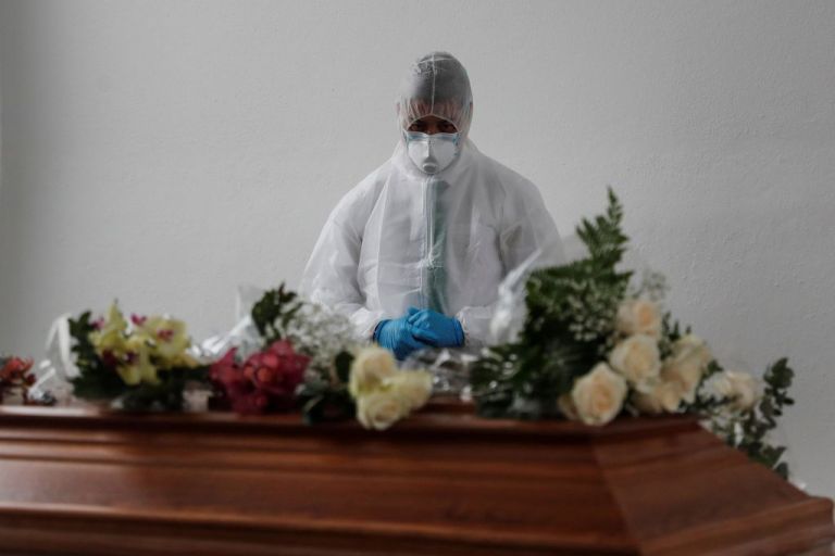 Ο κοροναϊός «μάλλον δεν θα εξαφανιστεί ποτέ»