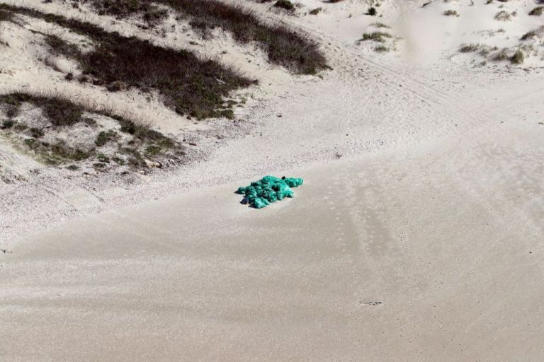 Ισραήλ : Μυστηριώδης πετρελαιοκηλίδα μολύνει τις ακτές με πίσσα