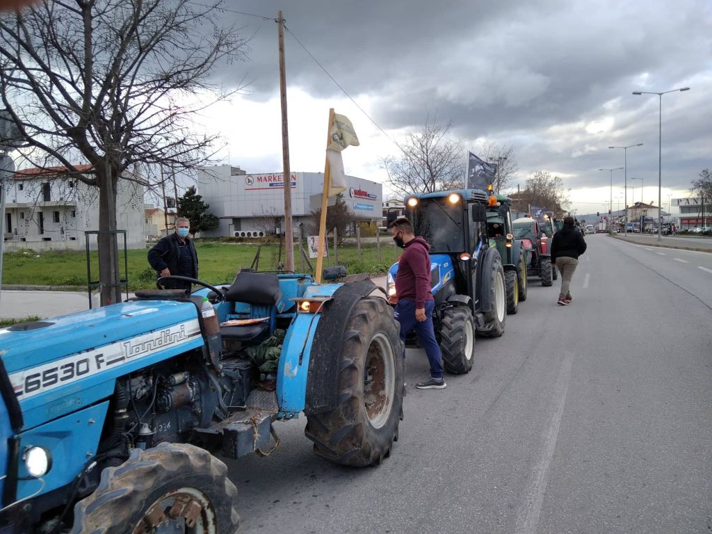 Λάρισα : Με τρακτέρ στην Περιφέρεια Θεσσαλίας οι αγρότες