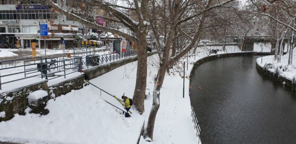 Τρίκαλα : Στα 10 εκατοστά το χιόνι – Με… χιονοπέδιλα η βόλτα στις όχθες του Ληθαίου