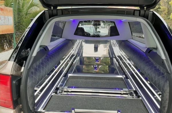 Cayenne μετατρέπεται σε νεκροφόρα για πολυτελή κατευόδια