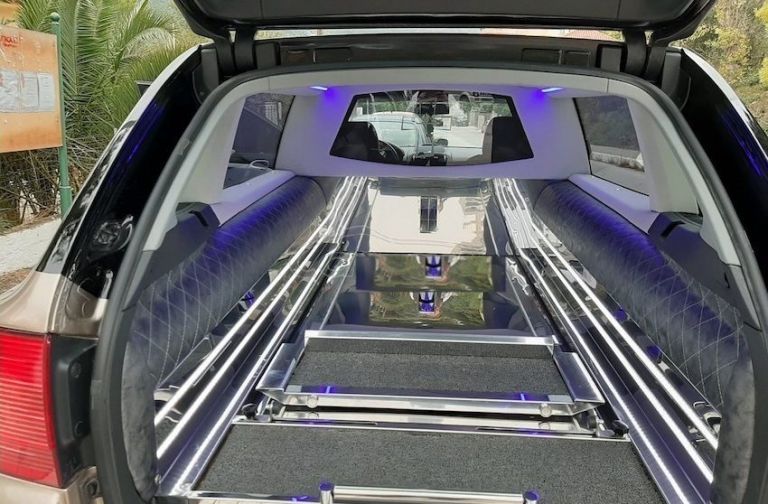 Cayenne μετατρέπεται σε νεκροφόρα για πολυτελή κατευόδια