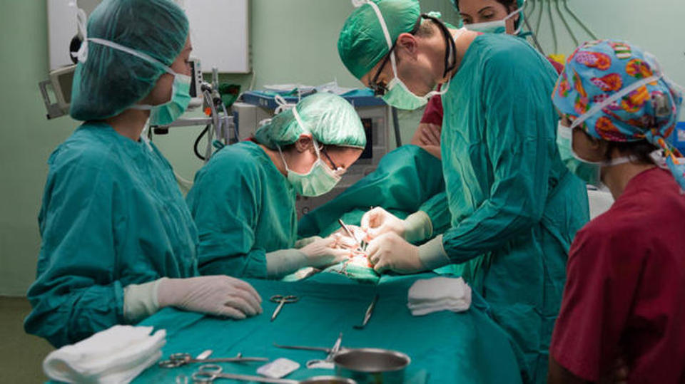 Κρήτη : Γιατροί ξέχασαν… 15 γάζες μέσα σε ασθενή μετά από χειρουργείο – Τι καταγγέλλει η ίδια