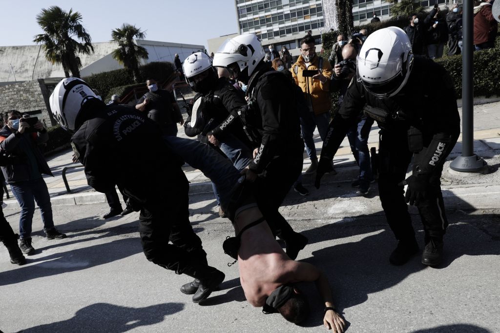 Θεσσαλονίκη : Βίαιη προσαγωγή φοιτητή στην κατάληψη της Πρυτανείας του ΑΠΘ